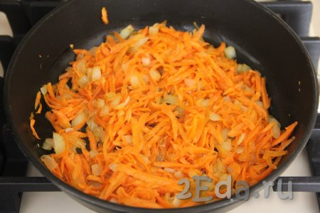 Обжаривать морковь с луком минут 5 (морковка должна стать достаточно мягкой), периодически перемешивая.