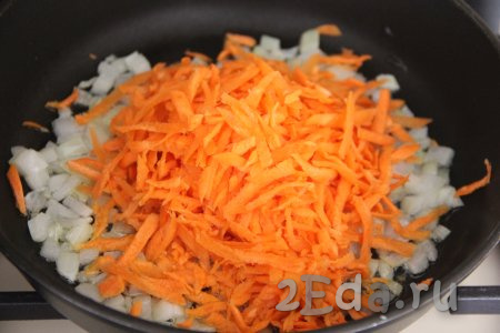 Когда лук станет достаточно мягким, добавить к нему очищенную и натёртую на крупной тёрке морковку.