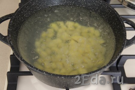 Влить 2 литра воды в кастрюлю, поставить на огонь. В закипевшую воду выложить очищенную и нарезанную на средние кубики картошку.