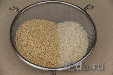 Пшено и рис всыпать в сито, тщательно промыть крупу под проточной водой, дать стечь лишней воде.