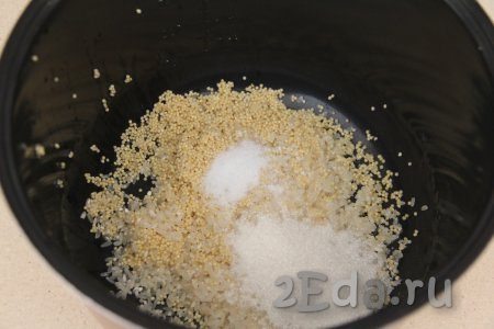 Промытые рис и пшено выложить в чашу мультиварки, всыпать соль и сахар.