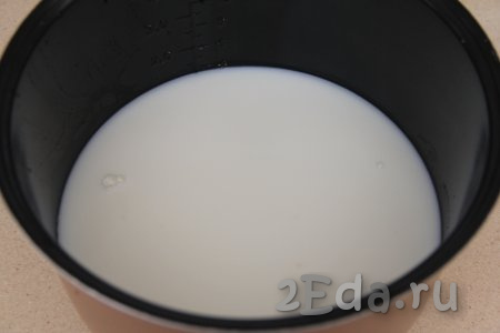 Влить в чашу мультиварки молоко комнатной температуры, крышку закрыть. Выставить на 30 минут режим "Молочная каша".