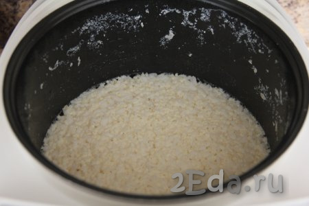 После звукового сигнала мультиварки нежная, вкусная, в меру густая рисово-пшённая каша, сваренная на молоке, будет готова.