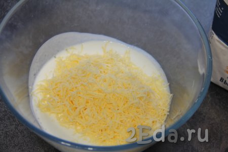 Добавить сыр в миску с кефиром, перемешать массу.