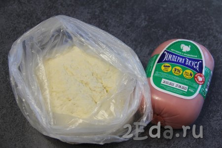 Добавляя муку, учитывайте, что сырное тесто должно получиться мягким, нежным и не липнущим к ладоням. Поместить замешанное тесто в пакет и оставить на 30 минут на столе.