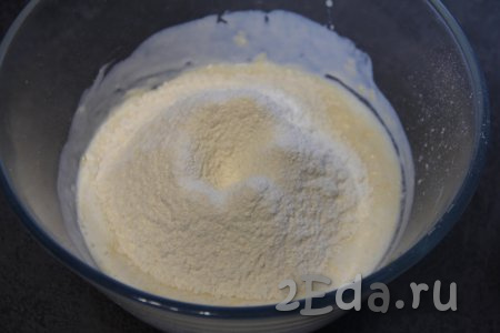 Всыпать соль, сахар и часть муки, перемешать. Постепенно начать добавлять оставшуюся муку, сначала перемешивая сырное тесто ложкой, а затем вымесить его руками.