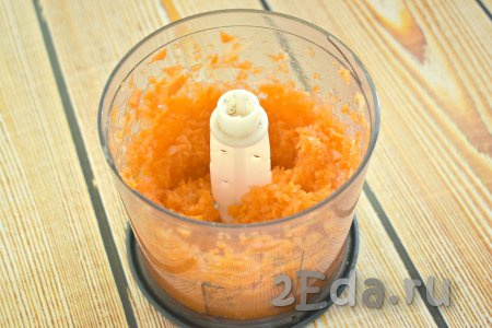 Прокручиваем кусочки моркови и лука до получения мелкой овощной массы. Можно также измельчить морковку с луком, пропустив их через мясорубку.