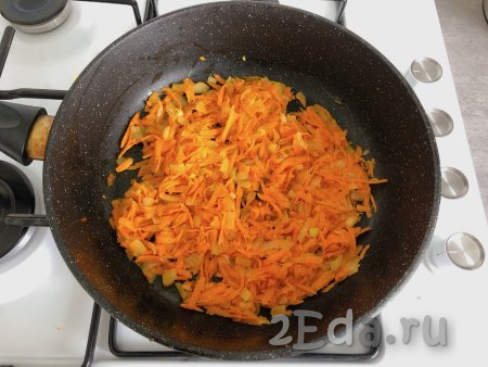 Морковь и лук очищаем. Лук нарезаем достаточно мелко, натираем морковку на крупной тёрке, обжариваем овощи на растительном масле на среднем огне, периодически перемешивая, до мягкости (примерно 5-6 минут), солим по вкусу, убираем с огня, даём слегка остыть.