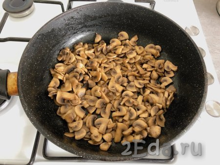 Теперь приступим к приготовлению начинки. Грибы моем. Если вы готовите картофельный пирог с лесными грибами, тогда их нужно заранее отварить в течение 30 минут с момента закипания воды, а затем лишнюю воду слить. Я готовила пирог с шампиньонами, их предварительно отваривать не нужно. Нарезаем подготовленные грибы (я нарезала шампиньоны на тонкие полоски, лесные грибы можно нарезать достаточно мелко). Выкладываем грибы на сковороду, разогретую с растительным маслом, и обжариваем минут 10-15 на среднем огне, периодически перемешивая, солим их и перчим по вкусу. Даём грибам немного остыть.