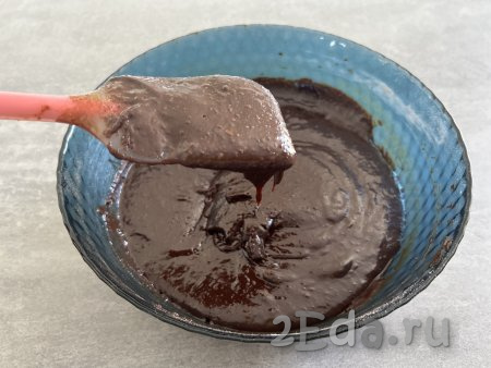 Добавляя муку, учитывайте, что шоколадное тесто для брауни должно получиться однородным, напоминающим по консистенции густую сметану (как на фото).