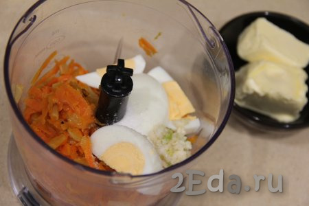 К морковке с луком добавить крупно нарезанное варёное яйцо, пропущенные через пресс зубчики чеснока.