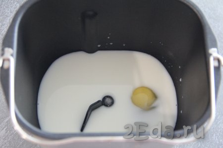 Я замес теста сделала в хлебопечке, но опишу ниже, как можно замесить тесто вручную. Соединить в небольшой ёмкости молоко и воду, перемешать и подогреть до 38-40 градусов. В ведёрко хлебопечки влить тёплую смесь молока и воды, добавить яйцо, всыпать сахар и соль.
