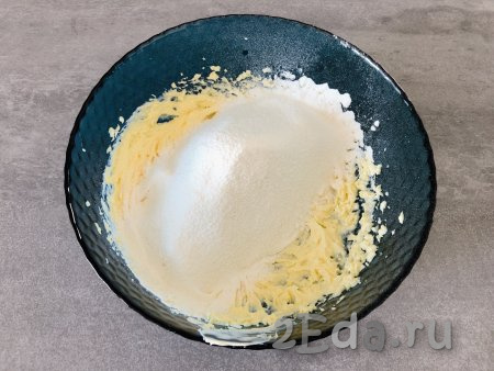 К желткам, взбитым с маслом, добавляем разрыхлитель, начинаем частями просеивать муку, каждый раз тщательно вмешивая её в тесто.