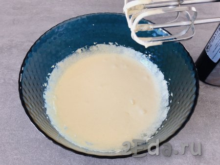 А пока приготовим песочное тесто. Для этого аккуратно разделяем яйца на белки и желтки. Белки пока убираем в холодильник. В миску кладём желтки, добавляем сахар и соль, взбиваем миксером на средней скорости, пока масса слегка не побелеет (примерно 1-2 минуты).