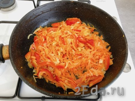 На сковороду, смазанную растительным маслом, выкладываем морковку, болгарский перец и лук, перемешиваем и обжариваем овощи до мягкости (минут 7) на среднем огне, иногда перемешиваем, затем убираем с огня. Даём овощам немного остыть.