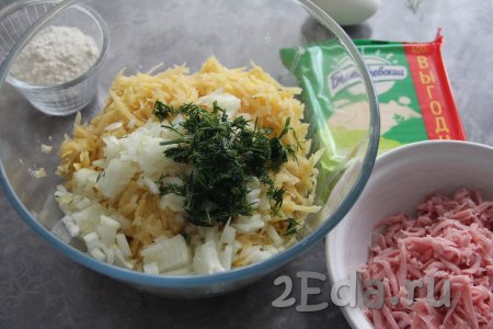 Лук и зелень мелко нарезать, переложить в миску с картофельной массой.