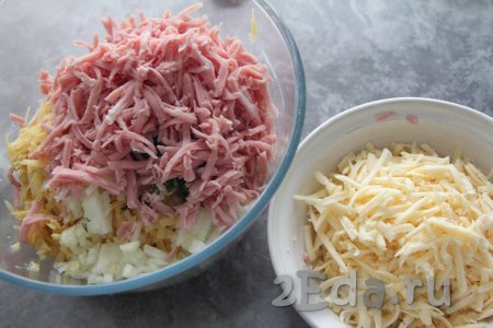 Ветчину и сыр натереть на крупной тёрке и тоже добавить в миску с картофелем.