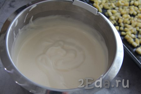 Взбить яичную массу миксером в течение 7 минут, затем влить растительное масло перемешать миксером.