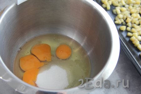 Теперь займёмся замешиванием теста для бисквитного коржа, для этого нужно в чашу миксера вбить яйца и всыпать 80 грамм сахара.