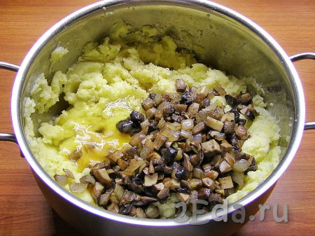 В остывшее картофельное пюре добавляем сырое яйцо, остывшие жареные грибы с луком, хорошо перемешиваем столовой ложкой, если нужно, подсаливаем. Начинаем частями добавлять муку, тщательно вмешивая её в картофельно-грибное тесто. Добавляя муку, учитывайте, как только тесто станет достаточно густым и вязким, из него можно будет лепить котлеты, значит больше муку добавлять не нужно.
