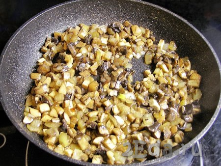 В сковородке на растительном масле сначала обжариваем лук, помешивая, до прозрачности (в течение 3-4 минут), затем кладём подготовленные грибы, перемешиваем, слегка солим и обжариваем, периодически перемешивая, минут 10 (до готовности грибов), снимаем с огня, даём остыть.