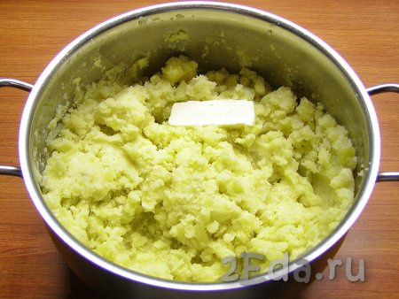 Сливаем с картофеля воду, разминаем толкушкой до получения пюре, затем добавляем сливочное масло и хорошо перемешиваем. Оставляем пюре немного остыть.