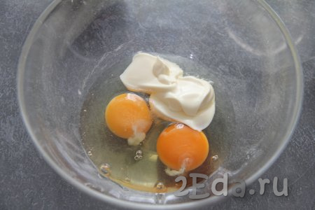 В миску вбить яйца, добавить майонез, соль и сахар.