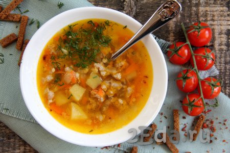 Вот так просто можно приготовить очень вкусный и достаточно сытный гороховый суп с фаршем. К столу подаём в горячем виде, дополнив свежей зеленью.