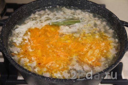 После того как картофель станет достаточно мягким, добавить в гороховый суп с фаршем обжаренные овощи, лавровый лист, дать закипеть и варить на небольшом огне минут 5.
