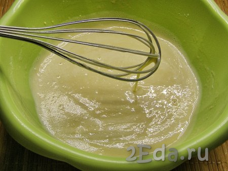 Тесто для клафути должно получиться однородным, достаточно жидким, похожим на блинное тесто.