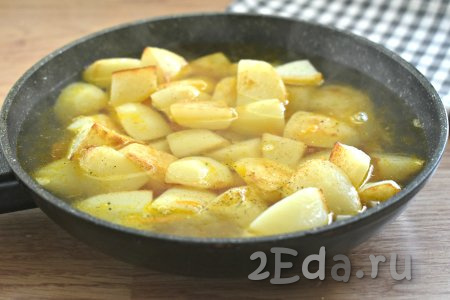 Содержимое сковороды заливаем тёплой кипячёной водой так, чтобы она покрыла картофель практически полностью.