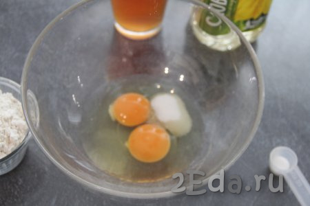 Соединить в миске яйца и сахар, перемешать венчиком до однородности.