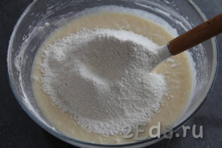Затем добавить разрыхлитель и соль, частями добавить просеянную муку, перемешивая кокосовое тесто лопаткой.