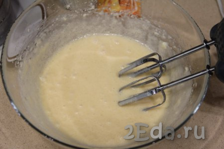 Взбить яйца с масляной смесью с помощью миксера в течение 2-3 минут, затем влить молоко и перемешать миксером.