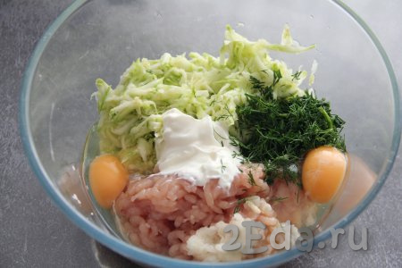 В эту же миску добавить яйца, сметану и нарезанную зелень.