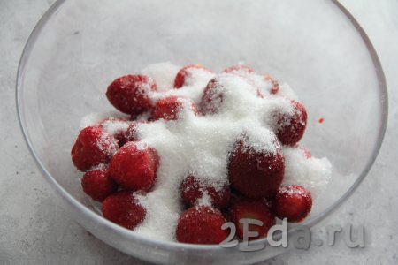 Затем в ёмкости, удобной для взбивания, соединить клубнику и сахар. Если ягоды сладкие, можно добавить меньше сахара.