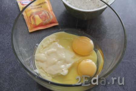 В миске соединить сгущённое молоко и яйца, перемешать венчиком.