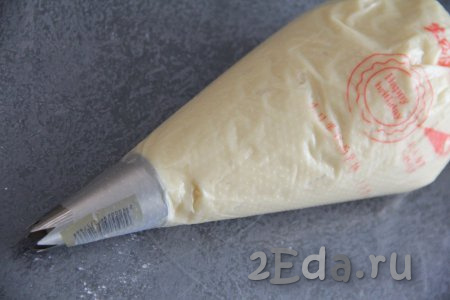 Переложить тесто в кулинарный мешок. Если нет такого мешка, можно выкладывать тесто в разогретое масло обычной чайной ложкой.