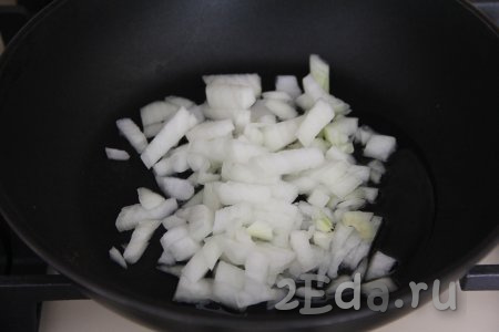 Лук и морковь очистить. Нарезать мелко лук, выложить его в сковороду, влить немного растительного масла. Обжарить лук, помешивая, минуты 2-3 на среднем огне.