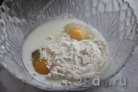В объёмной миске соединить молоко, яйца и муку.
