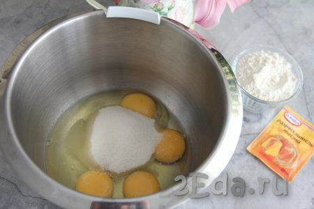 Для замешивания теста для бисквита нужно в ёмкости, удобной для взбивания, соединить яйца, соль и сахар.