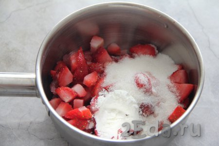 Прежде всего приготовим клубничную начинку. Клубнику можно использовать свежую или замороженную. Замороженные ягоды можно полностью не размораживать. Свежую (или слегка размороженную) клубнику нарезать на кусочки и соединить в сотейнике с сахаром и крахмалом.