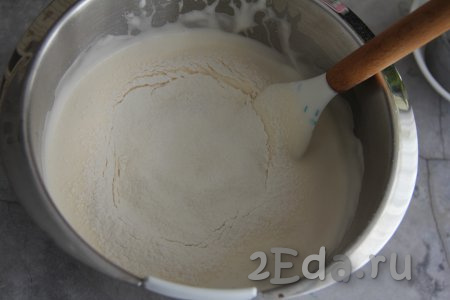В получившуюся массу всыпать разрыхлитель, частями добавить муку, каждый раз с помощью лопатки хорошо вмешивая её в бисквитное тесто.