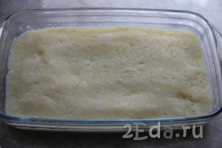 В жаропрочную форму (я взяла форму размером 20 сантиметров на 33 сантиметра) выложить картофельное пюре, разровнять.