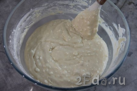 Частями добавляя в тесто для кекса оставшуюся муку и тщательно вмешивая её, замесить однородное, в меру густое тесто, напоминающее сметану средней жирности.