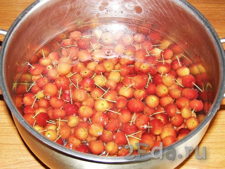Заливаем яблоки кипятком, оставляем минут на 5, затем сливаем горячую воду и заливаем яблоки холодной водой.