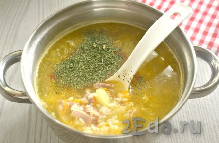 В конце приготовления в суп добавляем зелень (я использовала сушёную), перчим. Перемешиваем суп, доводим до кипения и выключаем огонь.
