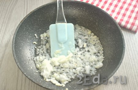 Пока варятся картошка с рисом, на сковороде разогреваем растительное масло, выкладываем мелко нарезанный лук и обжариваем его до мягкости (минуты 2-3), иногда помешивая.