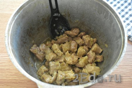 Обжариваем свинину с луком на огне чуть выше среднего, иногда перемешивая, примерно 10-15 минут. 