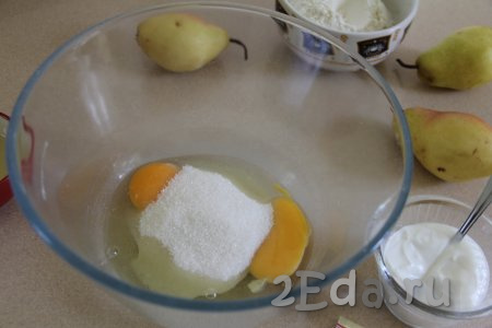 Соединить в миске яйца с сахаром и взбить миксером на высокой скорости в течение 5 минут (до побеления и увеличения массы в объёме).